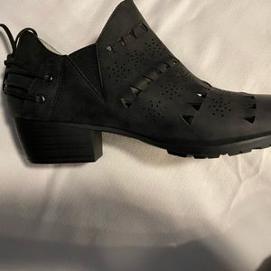 Woman’s Shoes.                    152